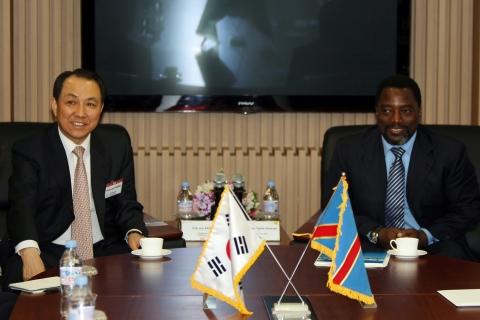 강덕수 STX그룹 회장(사진 왼쪽)은 31일 STX조선해양 진해조선소에서 한국을 방문 중인 조셉 카빌라(Joseph Kabila Kabange, 사진 오른쪽) 콩고민주공화국 대통령과 만나 상호 협력방안에 대한 의견을 나눴다.