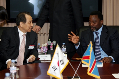 강덕수 STX그룹 회장(사진 왼쪽)은 31일 STX조선해양 진해조선소에서 한국을 방문 중인 조셉 카빌라(Joseph Kabila Kabange, 사진 오른쪽) 콩고민주공화국 대통령과 만나 상호 협력방안에 대한 의견을 나눴다.