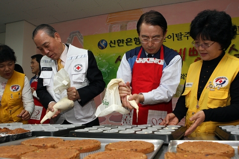 좌측에서부터 세번째 이백순 신한은행장이 빵을 만들고 있는 모습