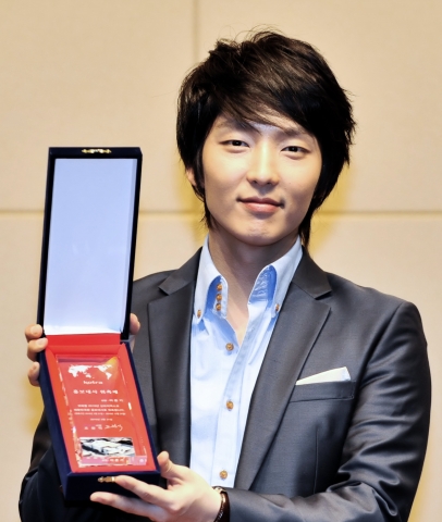 2010 상하이 엑스포 한국관 홍보대사 위촉식 후, 영화배우 이준기씨가 위촉패를 들고 기념사진을 찍고 있다.