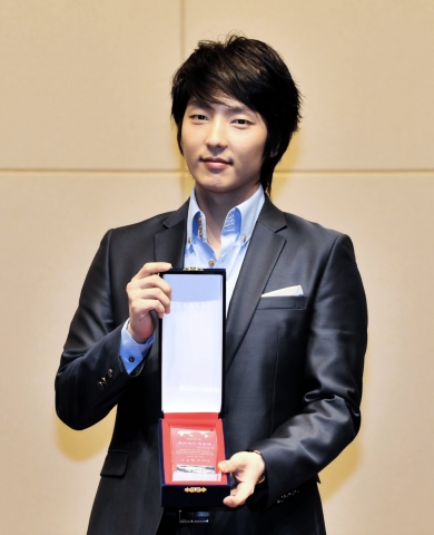 2010 상하이 엑스포 한국관 홍보대사 위촉식 후, 영화배우 이준기씨가 위촉패를 들고 기념사진을 찍고 있다.