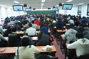 노량진 수험가에서는 공무원수험생들의 뜨거운 학습열기를 느낄 수 있다. 사진은 국가공무원 9급 채용시험 대비반을 꽉 채운 강의장의 모습.