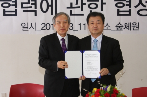 왼쪽부터) 장명국 한국녹색문화재단 이사장, 최동규 한국생산성본부 회장