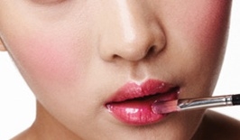 핑크 또는 오렌지 빛의 립글로스를 발라 촉촉하고 볼륨감 있는 입술로 연출한다.