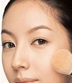 미네랄 팩트나 파우더를 가볍게 발라 두껍지 않고 촉촉한 피부로 연출한다.