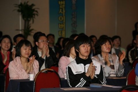지난 28일, 작년 유일하게 4년제 고등교육기관으로 사이버대학교 신규인가를 받은 글로벌사이버대학교(총장 이승헌 www.global.ac.kr) 개교식에 17세 최연소에서 74세 최