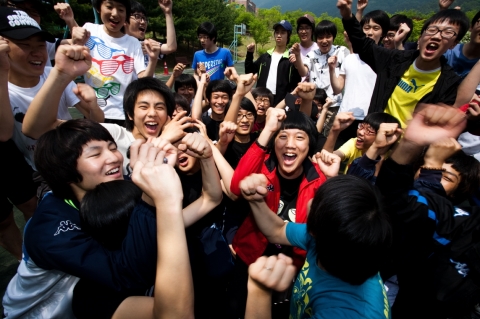 국립중앙청소년수련원의 학교단체 청소년활동에 참가한 청소년들이 공동체 활동 중 환호하며 즐거워하고 있다.