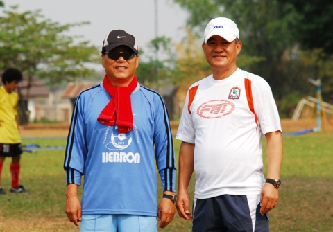 60년대 국가대표와 서울시청 감독을 역임하고 해외에서 프로축구단을 출범시켰던 홍인웅(69) 에스라축구단 총감독과 김재양 단장이 연습에 앞서 포즈를 취했다.