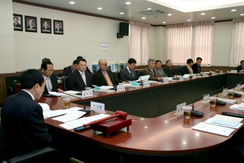 충남발전연구원은 30일 오전 11시 연구원 대회의실에서 이인화 행정부지사를 비롯한 이사진과 김용웅 원장, 그리고 연구원 관계자 등 30여명이 참석한 가운데 ‘2010년도 제1차 정