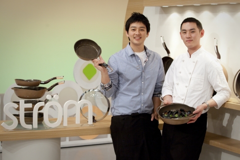 GS샵은 25(목) 스트롬 프라이팬 방송에 20대 꽃미남 신효섭, 이진호 셰프를 공동 진행자로 내세운다