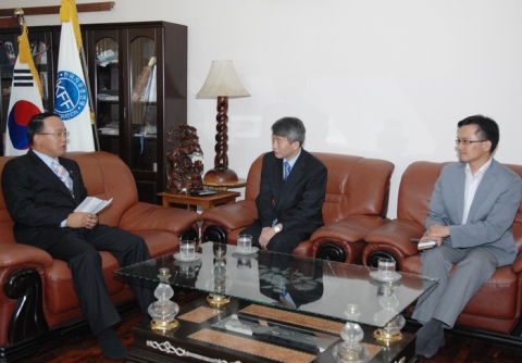 재 라오스 한인회 사무실을 방문한 이건태 대사(가운데)가 권혁창 회장과 환담을 나누고 있다.