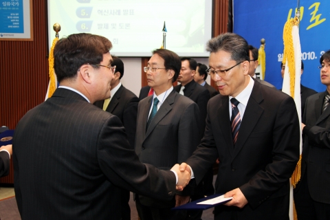 행정안전부 강병규 2차관이 안산시시설관리공단 김현준 이사장에게 지방공기업발전 경영대상 표창장을 수여하고 있다.