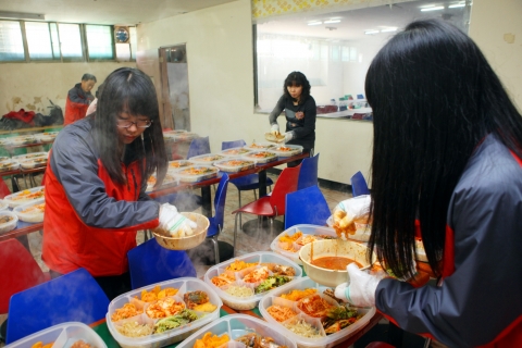 안산시시설관리공단 임직원들이 외롭게 지내시는 어르신들에게 전달될 도시락을 정성스럽게 담고 있다.
