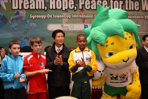 21일 수원월드컵경기장 컨벤션 웨딩홀에서 열린 2010 경기도수원컵 국제유소년(U-12) 축구대회 기자회견에서 김문수 경기도지사가 2010남아공월드컵 마스코트인 “자쿠미” 옆에서