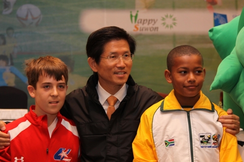 21일 수원월드컵경기장 컨벤션 웨딩홀에서 열린 2010 경기도수원컵 국제유소년(U-12) 축구대회 기자회견에서 김문수 경기도지사가 2010남아공월드컵 마스코트인 “자쿠미” 옆에서