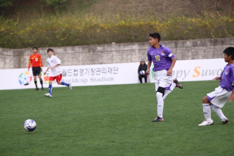 25일 열린 경기도 수원컵 국제유소년 축구대회 미국과의 결승전에서 태국선수가 드리블을 하고 있다