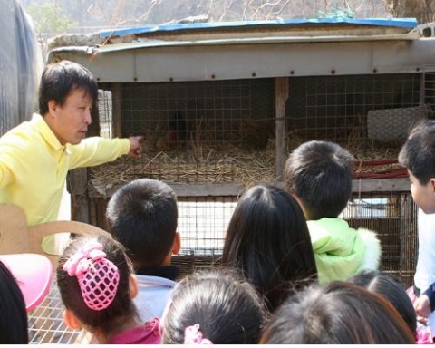 사과꽃 향기에 흠뻑 빠져보세요… 충주 재오개 하니마을 1박2일 산촌체험·꿀사과축제 열어