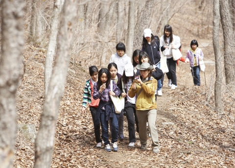 지난 9일, 덕유산 국립공원에서 진행된 한국타이어 &#039;H-LOHAS 느리게 걷기&#039; 참가 학생들