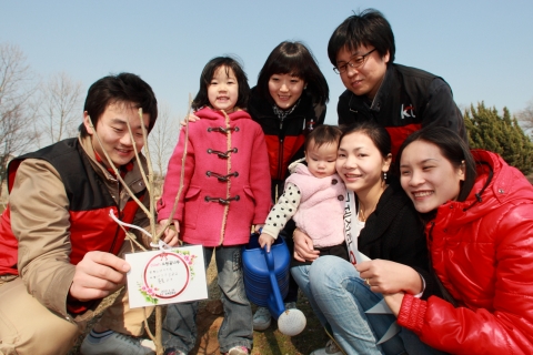 KT 사랑의 봉사단이 다문화가정 어린이 및 가족과 함께 ‘소망나무 심기’ 활동을 벌이고 있다.