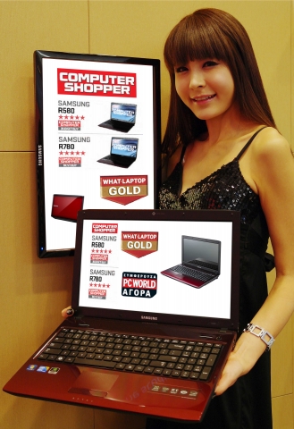 삼성전자 도우미가 다양한 PC전문지에서 각종 어워드를 수상한 R580을 소개하고 있다.