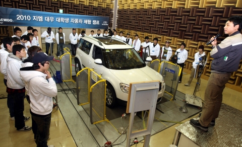 인천자유경제구역 내 GM DAEWOO 청라프루빙그라운드 연구동 NVH 랩(Lab)에서 학생들이 테스트 진행 연구원에게 소음 및 진동 테스트 과정에 대한 설명을 귀 기울여 듣고 있다