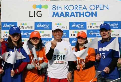 4일 잠실 올림픽주경기장에서 개최된 ‘LIG 제8회 코리아오픈마라톤대회’에 참가한 구자준 회장이 임직원들과 함께 완주를 다짐하는 파이팅을 외치고 있다.