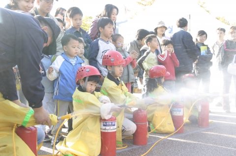 「제1회 대한민국 어린이 안전퀴즈대회」에 참가한 어린이들이 교육용 소화기를 직접 사용해 봄으로써 화재시 소화기를 사용할 수 있는 능력을 길러주는 체험을 하고 있다.
