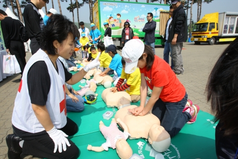 「제1회 대한민국 어린이 안전퀴즈대회」에 참가한 어린이들이 심폐소생술 실습을 배워봄으로써 위급한 상황에서 대처할 수 있는 능력을 길러주는 체험을 하고 있다.