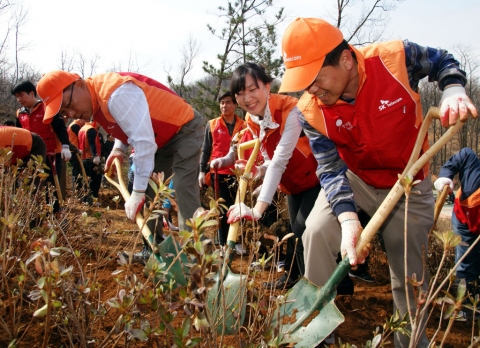 SK 텔레콤 사외이사들과 수도권 네트워크 구성원 100명은 4월 5일, 관악구 자원봉사센터와 함께 서울시 관악산 생태공원에서 철쭉 묘목 3,000그루를 심는 식목활동을 벌였다.