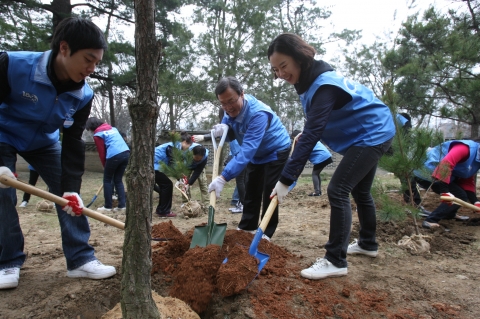 우리은행은 6일 오전 한식을 맞아 남양주시 금곡동에 위치한 홍유릉에서