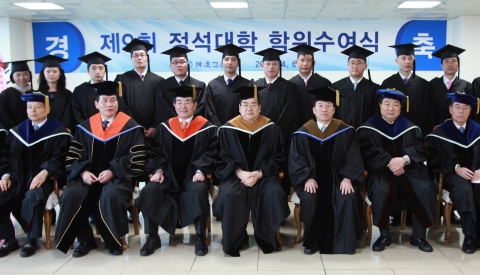 4월 6일 서울 공항동 대한항공 본사에서 열린 ‘제 9회 정석대학 학위수여식’에서 조양호 한진그룹 회장(아랫줄 왼쪽에서 네번째)을 비롯한 행사 참석자들이 졸업생들과 기념사진을 촬영
