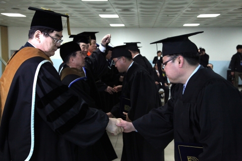 4월 6일 서울 공항동 대한항공 본사에서 열린 ‘제 9회 정석대학 학위수여식’에서 조양호 한진그룹 회장(왼쪽)이 졸업생에게 졸업장을 건네며 축하하고 있다.
