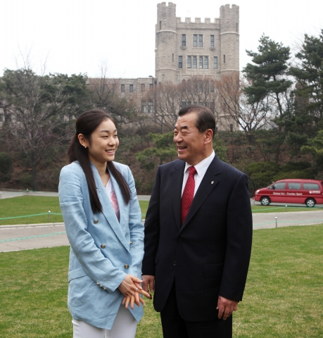 김연아 선수가 고려대 이기수 총장을 만나 인사를 나누고 있다.