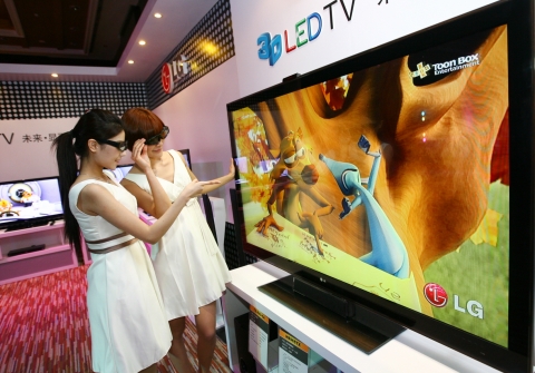 LG전자 모델들이 신제품 중국시장에 첫선을 보인 풀(Full) LED 3D TV를 선보이고 있다.