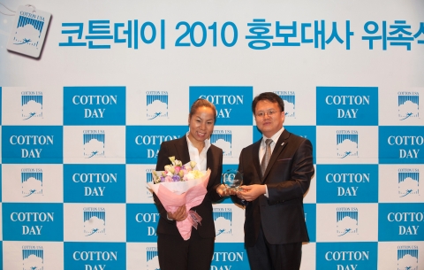 7일 서울 소공동 웨스틴 조선호텔에서 미국면화협회 주최로 열린 &#039;코튼데이 2010 홍보대사 위촉식&#039;에 홍보대사로 임명된 가수 인순이가 미국면화협회 한국사무소 박윤근 이사와 포토타임을 갖고 있다.