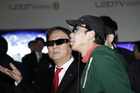 중국삼성의 박근희 사장(사진 왼쪽옷)이 중국 내 유명 영화감독인 펑샤오강(Feng Xiao Gang, 녹색 옷)감독과 함께 삼성전자 풀HD 3D LED TV를 3D TV 전용안경으로 직접 체험해 보고 있다.