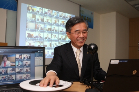 우리은행은 8일 해외점포를 포함한 전 영업점에서 쌍방향으로 실시간 회의가 가능한 