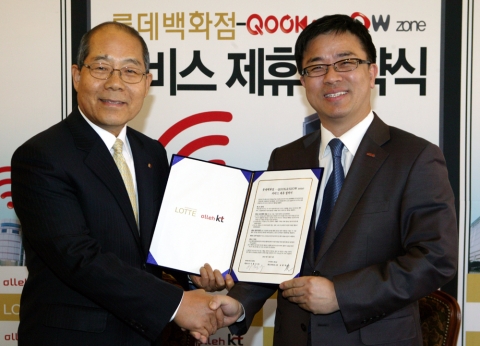 KT 개인고객부문 표현명 사장(오른쪽)과 롯데백화점 이철우 사장이 8일 오전 소공동 롯데호텔에서 쿡앤쇼존 구축 관련 업무협약을 체결한 뒤 기념촬영을 하고 있다.