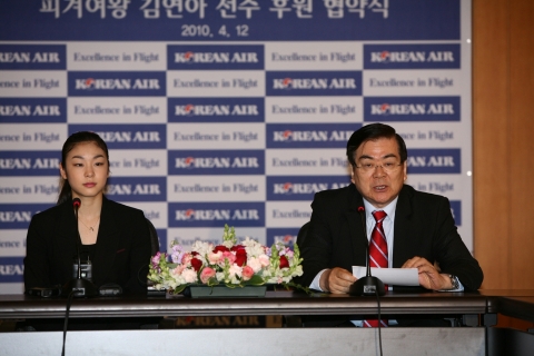 대한항공은 4월 12일 오전 서울 공항동 대한항공 본사에서 피겨 여왕 ‘김연아 선수 후원 연장 협약식’을 가졌다. 이날 행사에서 2018 평창 동계올림픽 유치위원장을 맡고 있는 조양호 한진그룹 회장(오른쪽)과 김연아 선수가 인사말을 하고 있다.