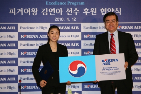 2018 평창 동계올림픽 유치위원장을 맡고 있는 조양호 한진그룹 회장(오른쪽)과 김연아 선수가 포즈를 취하고 있다.
