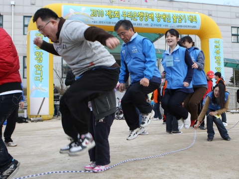 우리은행은 제30회 장애인의 날을 맞아 13일 오전 서울 도봉구에 있는 사회복지설 인강원 운동장에서 이종휘 우리은행장과 김선동 국회의원을 비롯해 장애인 등 총 400여명이 참석한 가운데 "장애인 줄넘기대회"를 개최했다. 이날 행사에 참석한 이종휘 우리은행장이 장애우들과 함께 줄넘기를 하고 있다.