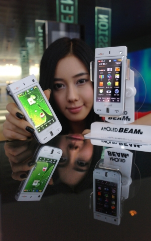 삼성전자 도우미가 업그레이드된 프로젝터 화질과 기능을 탑재한 모바일 프로젝터폰 &#038;#038;#039;아몰레드빔(SPH-W9600)&#038;#038;#039;을 소개하고 있다.