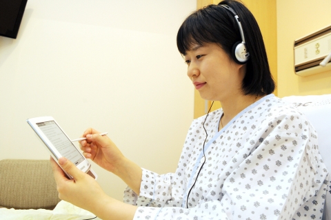 KT는 5월부터 삼성서울병원에 내원하는 고객이나 환자들을 대상으로 e-Book 시범서비스를 3개월간 진행할 계획이다.