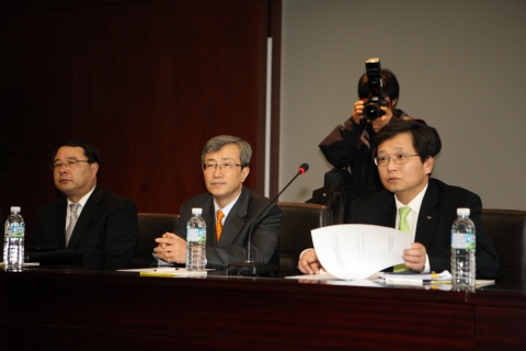 좌로부터 대우자동차판매 지건열 상무, 대우자동차판매 이동호 사장, 한국산업은행 류희경 기업구조조정실장