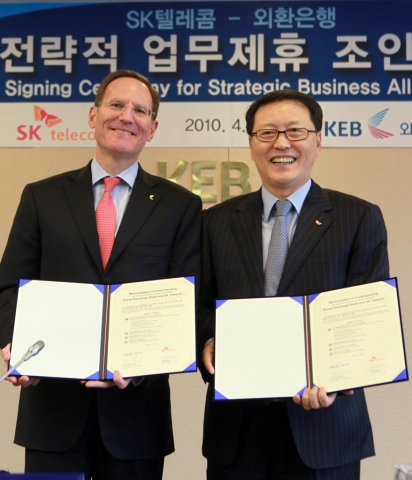 SK텔레콤 정만원 사장(사진 오른쪽)과 외환은행 래리 클레인 행장은 14일 오후 4시 30분, 외환은행 본사에서 금융ㆍ통신의 결합을 통한 생산성 향상을 위해 전략적 업무제휴에 관한 양해각서를 체결했다.