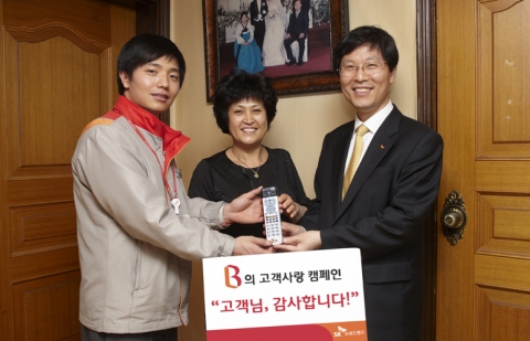 SK브로드밴드는 고객사랑에 대한 의지를 다지고 이를 실천하는 ‘B의 고객사랑 캠페인’을 실시한다. 최근 임원일 SK브로드밴드 마케팅부문장(사진 오른쪽)이 ‘B의 고객사랑 캠페인’의 일환으로 고객 댁내를 방문해 고객과 만나고 있다.