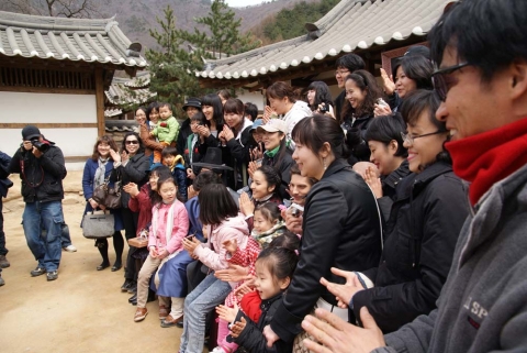제중원 공홈 팬들, 경북 문경 촬영장 깜짝 방문