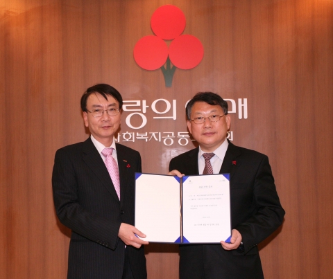 KT 권사일 경영지원실장(사진 왼쪽)과 사회복지공동모금회 중앙회 박을중 사무총장