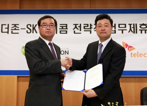 SK텔레콤 지동섭 IPE사업단장(사진 오른쪽)과 더존비즈온 김용우 대표이사는 20일 오후 4시 30분, SK텔레콤 을지로 본사에서 중소기업의 생산성 향상을 위한 경영솔루션을 공동으