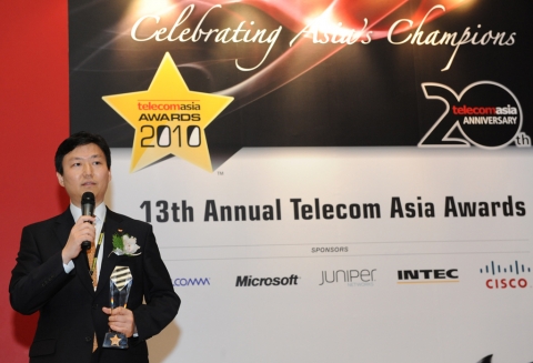Telecom Asia Award를 수상하고 소감을 발표하는 김진홍 상무